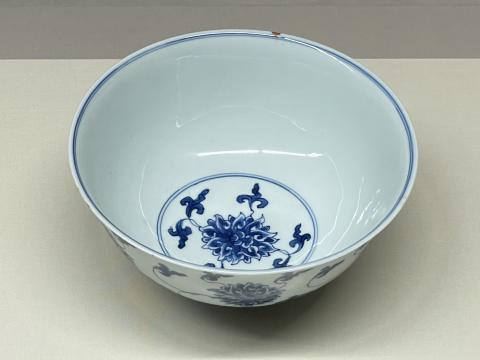 青花宝相華唐草文鉢大清康煕年製銘