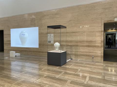 青花虎鵲文壺とmocoちゃんの展示室