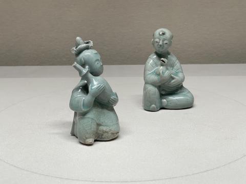 青磁彫刻童女形水滴と童子形水滴