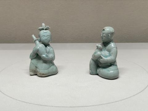 青磁彫刻童女形水滴と童子形水滴